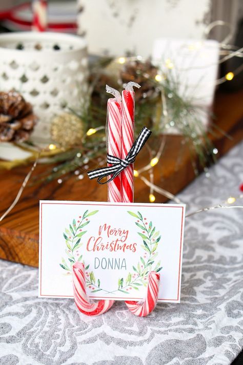 Dress up your table this holiday season with these free printable Christmas place cards and DIY candy cane place card stand. Printable Christmas Place Cards, Christmas Place Card Holders, Christmas Place Setting, Christmas Place Settings, Place Setting Cards, Christmas Name Tags, Christmas Place Cards, Tafel Decor, Christmas Place