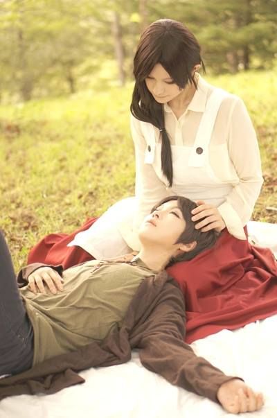 SnK Lap Pillow Pose, Eren Cosplay, Anime Couples Sleeping, Clothing Folds, Couple Reference, Sleeping Pose, Cosplay Couple, 3d Pose, Anatomy References