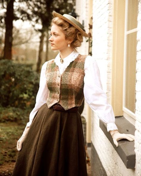 Modern Day Victorian Fashion, Historic Inspired Fashion, Victorian Womens Clothing, 1950s Working Women, 1890s London Fashion, Old Fashioned Outfits Vintage Classy, Victorian Style Aesthetic, 1930s Fashion England, Victorian Teacher Outfit