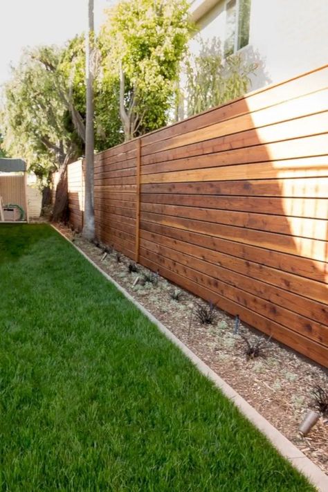 Wood fence horizontal Large Yard Landscaping, Modern Wood Fence, Wood Fence Design, Modern Fence Design, Modern Front Yard, Privacy Fence Designs, Backyard Privacy, Modern Fence, Samos