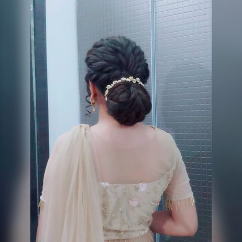 Messy Bun Hairstyles Indian, Bun Hairstyles For Lehenga, Bun Hairstyles Indian, Hairstyle Indian Wedding, Hairstyles For Lehenga, Hairstyle For Lehenga, Indian Bun Hairstyles, Loose Bun Hairstyles, Messy Braided Hairstyles