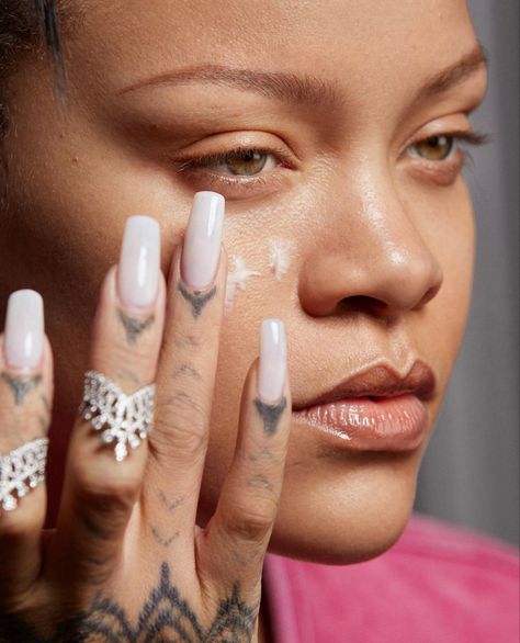 Rihanna - Fenty Skin (2023) Rhianna Nails, Rihanna Jewelry, Kim Kardashian Nails, Rihanna Nails, Kardashian Nails, Rihanna Face, Rihanna Fenty Beauty, Rihanna News, Fenty Skin