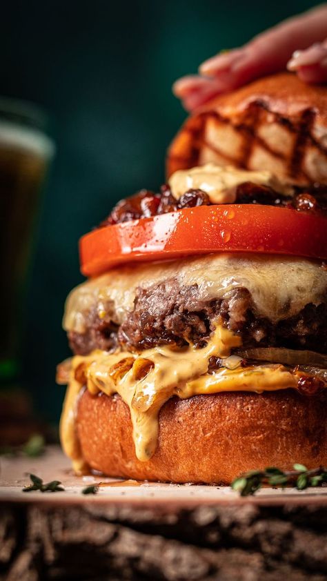 Diner Food Photography, Burger Photography Ideas, Hamburger Photography, Food Photoshoot Ideas, Big Hamburger, Sweet Burger, Burger Photography, Amazing Food Photography, Simple Family Meals