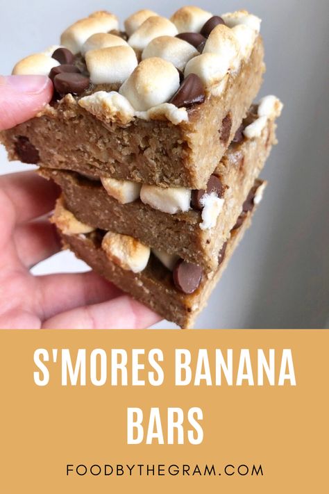 Just 4 ingredients make up these tasty vegan bars which taste like s'mores and banana bread all in one! Marshmallow Banana Bread, Smores Banana Bread, Banana Marshmallow Desserts, Banana Smores Oven, S’mores Granola Bars, Easy S’mores Bars, Banana Smores, S’mores Cereal Bars, Marshmallow Desserts