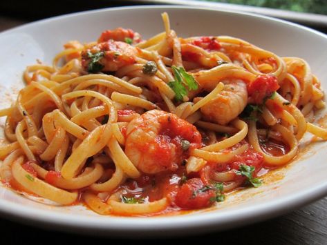 Recipe: King Prawn Linguine in a Tomato and Caper Sauce - Food I Fancy Prawn Linguine Recipe, King Prawn Linguine, Prawn Linguine, Spicy Spaghetti, Prawn Pasta, Scallop Pasta, Chilli Prawns, Prawn Dishes, Spicy Prawns