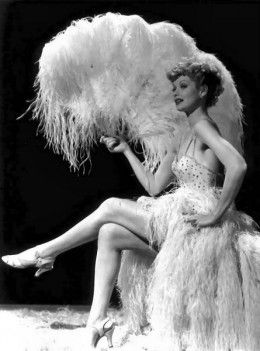 Lucille Ball as a Ziegfeld Girl Oud Hollywood, 40s Mode, Burlesque Vintage, Ziegfeld Follies, Ziegfeld Girls, Vintage Burlesque, The Comedian, Lucille Ball, Olympia Le Tan