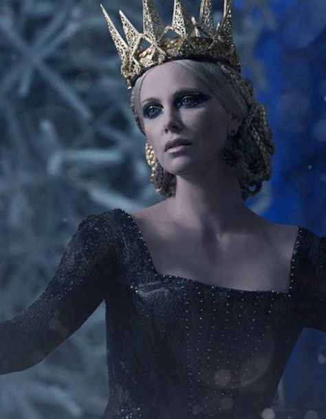 Ravenna Ravenna Snow White, Queen Ravenna, Snowwhite And The Huntsman, Crown Aesthetic, Evil Queens, Dark Queen, Queen Aesthetic, Red Queen, Movie Costumes