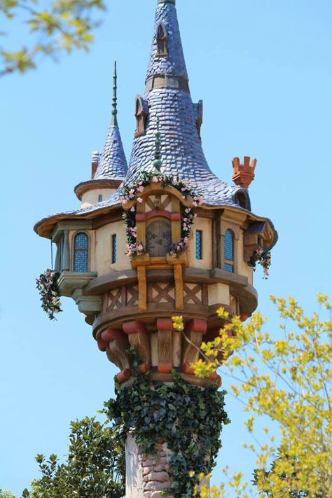 . Tangled Tower, Rapunzel Tower, Rapunzel Cosplay, Disney Room Decor, Alice In Wonderland Drawings, Rapunzel Party, Disney Rooms, Medieval Houses, Cute Disney Pictures