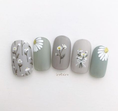 Chamomile Nails, Irotoiro Nail, Cute Nails Designs, Nail Natural, Nature Nails, Sunflower Nail Art, Sunflower Nails, Colorful Nail, Beauty Nails Design