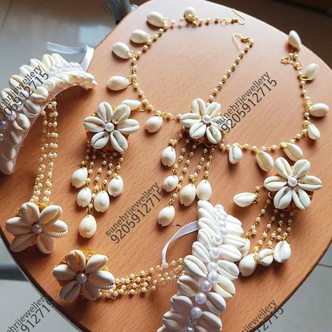 Haldi Jewellery Ideas, Haldi Jwellary, Diy Earrings Pearl, Ceremony Order, Flower Jewellery For Mehndi, Shell Jewellery, Mehendi Ceremony, Bridal Jewellery Design, Antique Bridal Jewelry