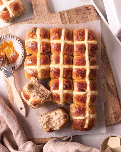 The fluffiest vegan hot cross buns with a buttery brioche base. These will melt in your mouth and are better than your classic Easter bread! via @rainbownourish Vegan Brioche, Rolls Dinner, Vegan Hot Cross Buns, Hot Cross Buns Recipe, Brioche Recipe, Vegan Easter, Vegan Cinnamon Rolls, Sweet Breakfast Treats, Raw Cake