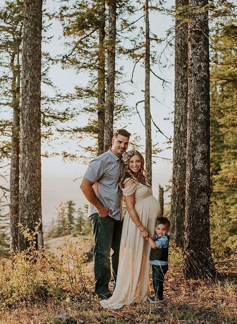 I can't wait to have a family Family Maternity Pictures, Maternity Photography Family, Maternity Photography Poses Outdoors, Outdoor Maternity Photos, Photos Sunset, Maternity Photography Outdoors, Maternity Photography Poses Pregnancy Pics, Baby Fotografie, Family Maternity Photos