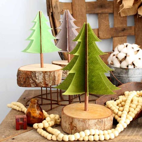 Make your own felt Christmas decorations! These easy felt trees are perfect for the holiday or even all winter long! Dowel Diy, Felt Christmas Trees, Easy Felt Crafts, Diy Felt Christmas Tree, Felt Tree, Country Chic Cottage, Felt Christmas Decorations, Tabletop Christmas Tree, Felt Christmas Tree