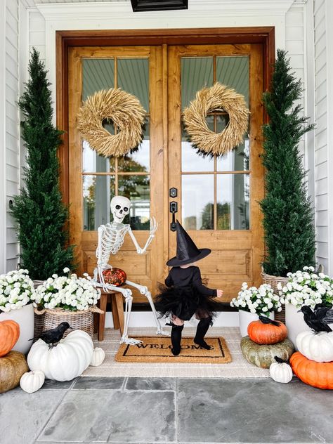 Painted Pumpkins Halloween, Halloween Themed Bedroom, Stylish Halloween Decor, Pumpkin Decorating Ideas, Halloween Front Door, Halloween Living Room, Minimalist Halloween, Halloween Decor Ideas, Boho Halloween