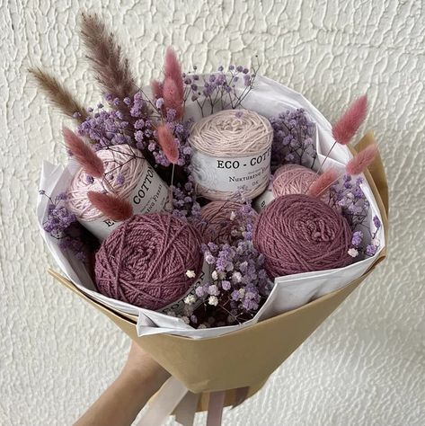 Yarn Gift Basket Ideas, Gift Wrapping With Yarn, Gifts For Creative People, Yarn Bouquet Gift, Yarn Gift Wrapping, Diy Business Ideas, Gifts For Mom Diy, Yarn Bouquet, Diy Kitchen Gifts