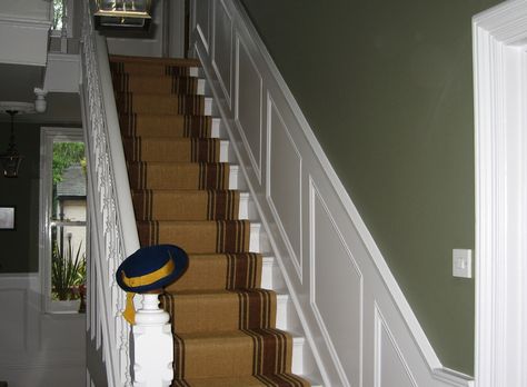 Another view of white panelling for stairs. Traditional Panelling, Wood Paneling Makeover, Hallway Panelling, Hallway Paint Colors, Heritage Wall, Paneling Makeover, Stair Paneling, Green Hallway Ideas, Hallway Paint