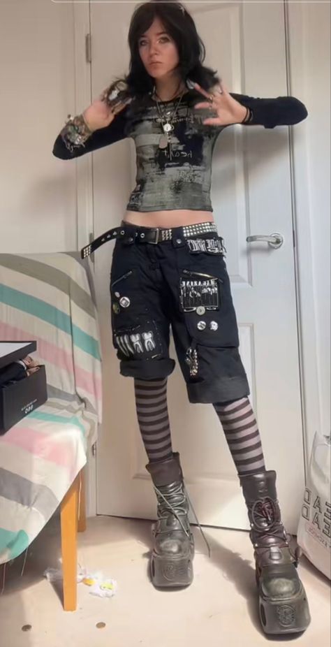 Revealing Punk Outfits, Punk Emo Fashion, Punk Women Outfits, Tomboy Outfits Women, Emo Girly Outfits, Alt Punk Fashion, Leather Jacket Alt Outfit, Underground Outfit Street Style, Cool Punk Outfits