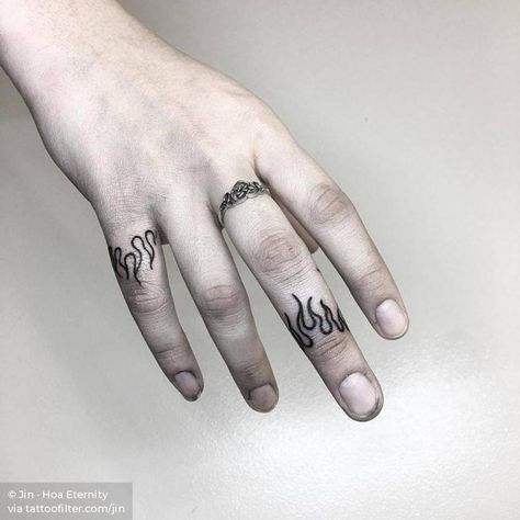 Finger flames Cool Finger Tattoos, Small Finger Tattoos, Tato Henna, Finger Tattoo For Women, Finger Tats, Knuckle Tattoos, Cute Hand Tattoos, Flame Tattoos, Fire Tattoo