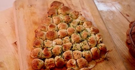 You have enough going on the closer we get to Christmas, don't you think? So take something off your baking and meal-prep to-do list and replace it with THIS easy appetizer! This Pull-Apart Cheesy Christmas Tree Bread from Yahoo is simple to make but still... Cheesy Christmas Tree Bread, Christmas Tree Pull Apart Bread, Tree Bread, Christmas Tree Bread, Christmas Pizza, Pizza Ball, Christmas Tree Food, Ball Christmas Tree, Holiday Party Foods