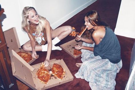 Total Friday night Friend Tumblr, Eating Pizza, Bff Goals, Pizza Party, Friend Goals, Amy Winehouse, Best Friend Goals, Teenage Years, Friendship Goals