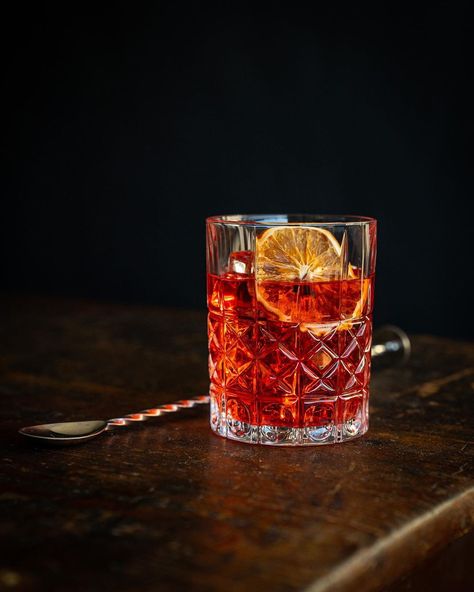 Negroni Cocktail Photography, Negroni Cocktail Aesthetic, Cocktail Pictures Instagram, Negroni Aesthetic, Cocktail Foto, Cocktails Pictures, Speakeasy Drinks, Campari Drinks, Cocktail Photoshoot