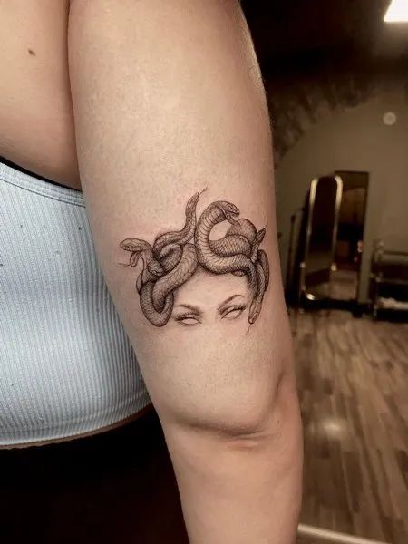 Small First Tattoos, Medusa Tattoo Design, Snake Tattoo Design, Inspiration Tattoos, Medusa Tattoo, Discreet Tattoos, Subtle Tattoos, Snake Tattoo, Eye Tattoo