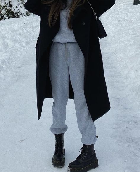 Winter Outfits You Can Easily Copy From Instagram Influencers Black Coat Outfit Winter, Sport Outfits Winter, Black Coat Outfit, Cozy Winter Fashion, Ny Outfits, Stylish Winter Outfits, Casual Outfit Inspiration, Tomboy Style Outfits, Cute Winter Outfits