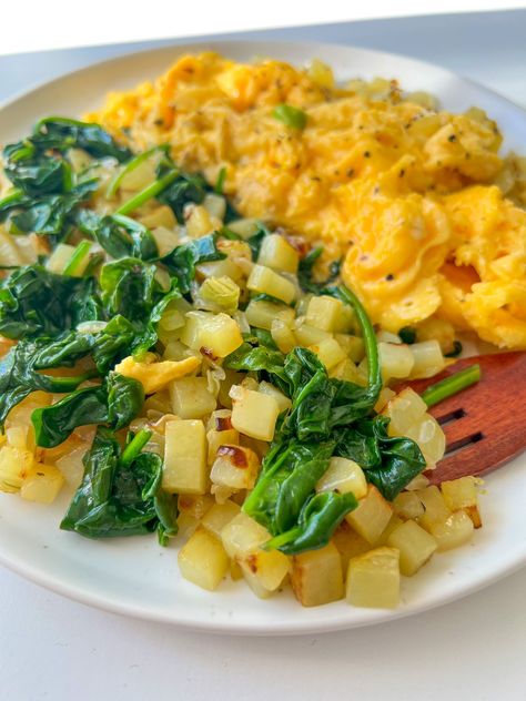 Potato Hash & Spinach Breakfast Spinach And Eggs, Potatoes With Onions, 10 Minute Breakfast, The Modern Nonna, Modern Nonna, Healthy Nutella, Spinach Breakfast, Yukon Potatoes, Creamy Eggs