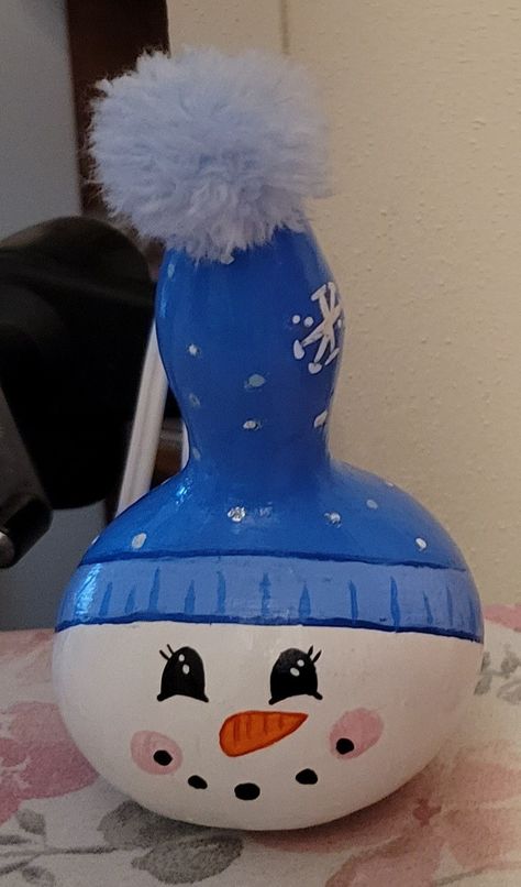 Painted Gourds Ideas Christmas, Christmas Gourds Painted, Gourd Painting Ideas, Gourd Snowman, Gourds Diy, Christmas Gourds, Gourd Painting, Snowman Gourds, Dish Towel Crafts