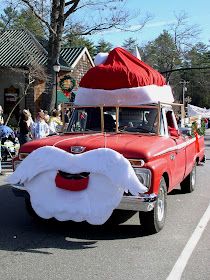 Truck Decorations For Parade Christmas, Christmas Car Parade Ideas, Christmas Parade Truck Ideas, Christmas Robot, Small Town Christmas, Christmas Parade Floats, Christmas Float Ideas, Parade Float, Christmas Parade