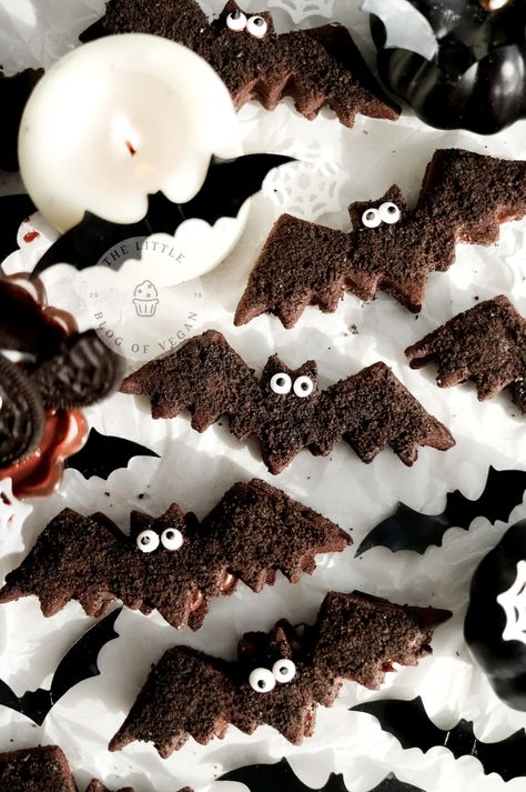 Halloween Baking And Desserts, Recipes Vegan Easy, Halloween Baking Ideas, Autumnal Recipes, Halloween Bakes, Bat Cookies, Halloween Baking Recipes, Fall Core, Bats Cookies