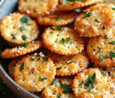 Garlic Bread Ritz Bits – Chloe foods Ritz Bits, Ritz Cracker Recipes, Cheesy Snack, Appetizers Easy Finger Food, Snack Mix Recipes, Cracker Snacks, Quick Snack, Cracker Recipes, Ritz Crackers