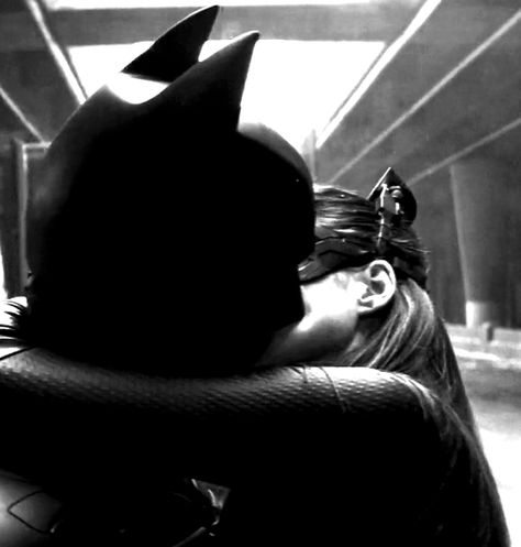 Catwoman Anne Hathaway, Batman Christian Bale, Batman Love, The Dark Knight Trilogy, Batman Pictures, Batman And Catwoman, Selina Kyle, Im Batman, The Dark Knight Rises