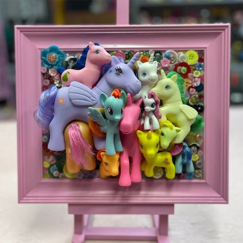 Upcycle Toys, Bottle Top Art, Recycled Toys, Luxury Wallpapers, Resin Tables, Recycled Art Projects, Small Christmas Gifts, Cute Frames, Toy Art