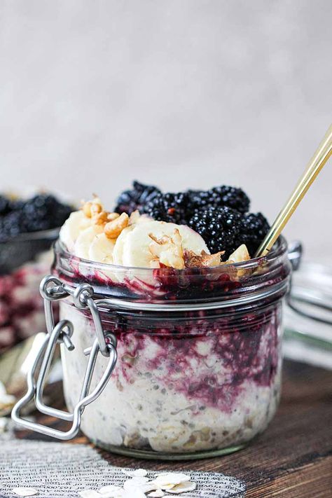 Blackberry Overnight Oats, Blackberry Oatmeal, Chia Pudding Breakfast, Chia Breakfast, Best Overnight Oats Recipe, Strawberry Overnight Oats, Chia Overnight Oats, Oat Recipes Healthy, Blackberry Recipes