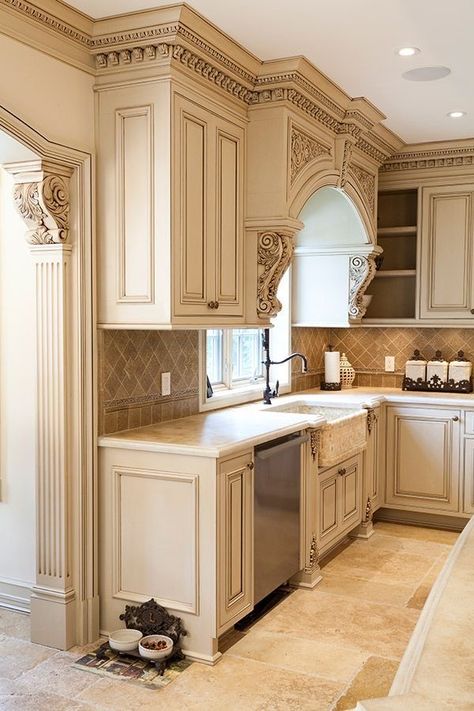 Patina Kitchen, Classic Kitchen Cabinets, Antique White Kitchen, Elegant Kitchen Design, Classic Kitchen Design, Decor Ideas Kitchen, Country Kitchen Designs, Kitchen Decorating Ideas, Wall Decor Kitchen