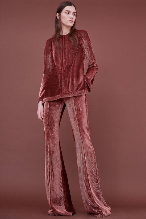 J. Mendel Pre-Fall 2018 Fashion Show Collection Fashion Make Up, Mode Turban, Velvet Fashion, Velvet Pants, Fashion 2018, Fashion Show Collection, Inspiration Mode, Pre Fall, Runway Fashion