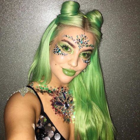 Rave Makeup Glitter, Alien Halloween Makeup, Glitter Halloween Makeup, Alien Halloween Costume, Alien Makeup, Alien Halloween, Halloween Parejas, Rave Hair, Bold Makeup Looks