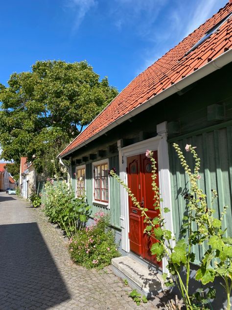 #visby #gotland #summer #scandinavian Swedish Countryside, White Mustang, Gotland Sweden, Swedish Architecture, Scandi Summer, City Ideas, Swedish Summer, Medieval City, Fall Wallpaper