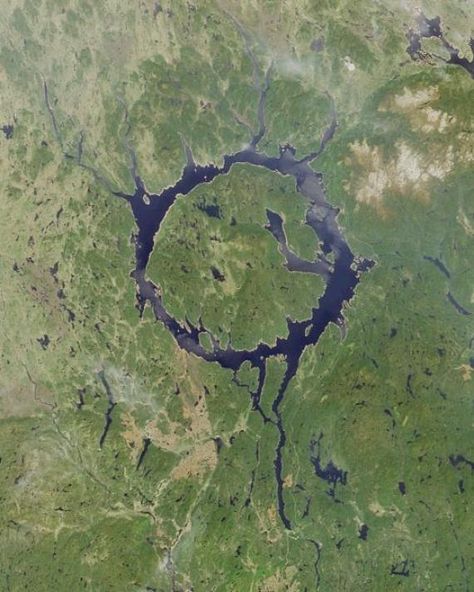 Werner Heisenberg, Impact Crater, History Of The World, Aerial Photos, Weird Things, Eastern Shore, Earth From Space, Quebec Canada, Birds Eye View