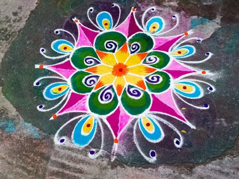 Colour Kolam Rangoli Patterns, Color Kolam Rangoli Designs, Colour Kolam Design, Modern Rangoli, Pongal Kolam Rangoli, Rangoli Designs Videos, Diwali Kolam, Bubble Wrap Art, Colour Kolam