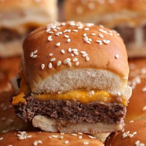 Cheeseburger Sliders by Tasty How To Cook Hamburgers, Chicken Parmesan Sliders, Bbq Chicken Sliders, Breakfast Slider, Cheeseburger Sliders, Buzzfeed Tasty, Burger Sliders, Cheese Burger, Sesame Seed