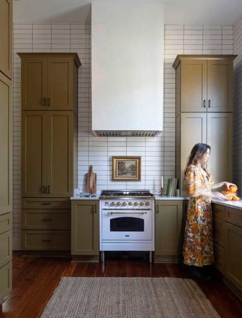 11 Kitchen Trends 2023 Will See A Lot Of...And We're Pretty Excited About Them - Emily Henderson Emily Henderson Kitchen, Bronze Kitchen, Craftsman Kitchen, Brown Kitchens, Emily Henderson, Yellow Kitchen, Trends 2023, Style Deco, Kitchen Trends