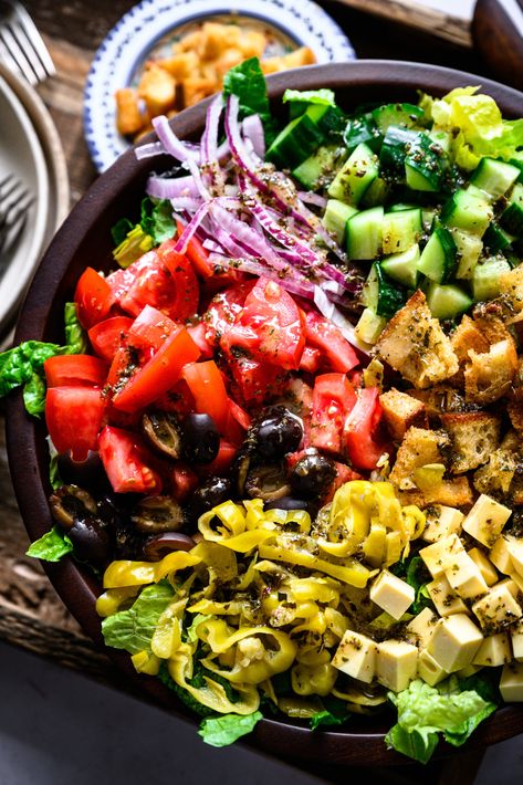 Vegan Dinner Salad, Pizza Side Salad, Salad For Pizza, Italian Salad Vegetarian, Salad Pizza, Pizza And Salad, Side Salad For Pizza, Vegan Italian Side Dishes, Veggie Salad With Italian Dressing