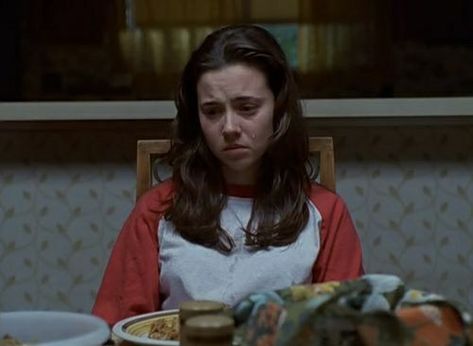 Unhealthy Aesthetic, Lindsay Weir, Photographie Indie, Freaks And Geeks, Pretty When You Cry, Ate Too Much, Mia 3, Coming Of Age, Film Stills