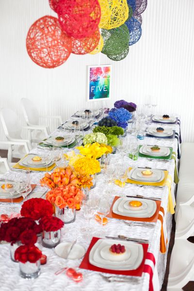 Rainbow Wedding Theme, Colorful Table Setting, Tafel Decor, Boda Mexicana, Rainbow Wedding, Sukkot, Rainbow Theme, Lesbian Wedding, Gay Wedding