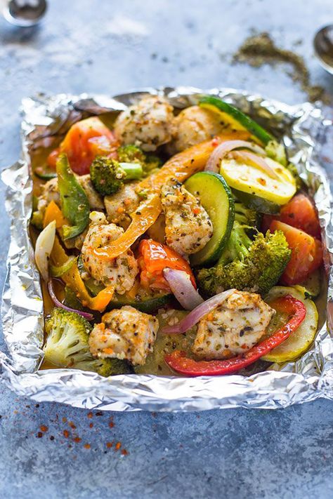 10 Healthy Chicken Foil Packets for Dinner - Easy Recipes for Baking and Grilling Chicken and Vegetables in Foil Veggie Foil Packets, Baked Italian Chicken, Beginner Cooking, Crockpot Dessert, Casserole Crockpot, Valentines Recipes, Asian Shrimp, Recipes Spinach, Cooking Desserts