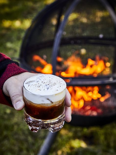 Spice-driven aquavit meets the minty fresh smack of Fernet-Branca's and coffee's warming earth tones in this Imbibe-inspired cocktail recipe from Portland Hunt   Alpine Club. Aquavit Cocktails, Modern Cocktails, Drinking Vinegar, Sparkling Cocktail, Hot Cider, Cocktail Desserts, Coffee Cocktails, Fall Drinks, Coffee Dessert