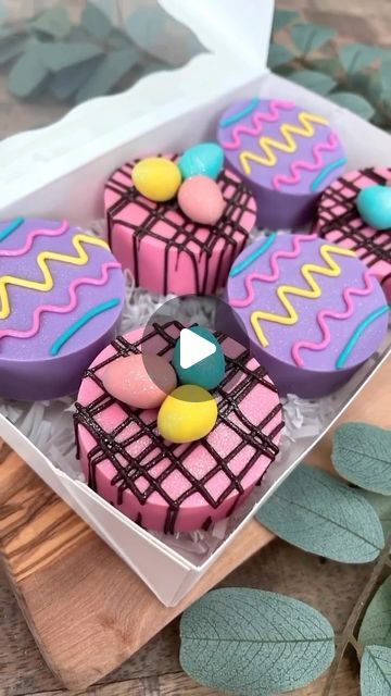 Oreos Covered In Chocolate, Decorating Chocolate Covered Oreos, Chocolate Covered Treats Ideas, Desserts On A Stick, Easter Chocolate Covered Oreos, Easter Oreo, Cake Puck, Easter Oreos, Decorated Oreos