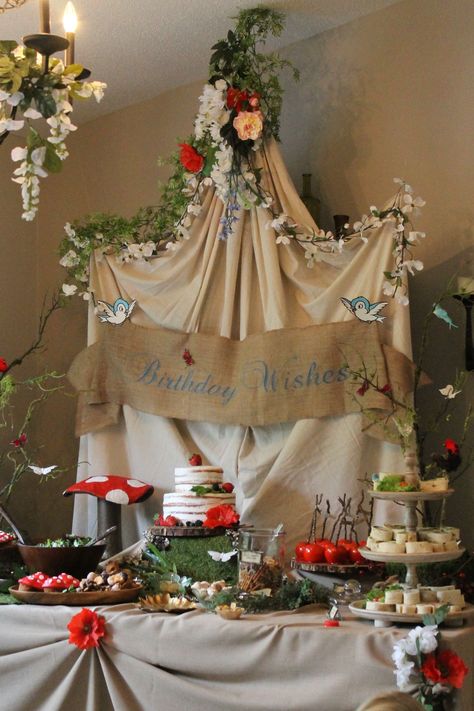 Enchanted Mushroom Forest Party, Cottagecore Decor Ideas Party, Enchanted Forest Party Table, Woodland Theme Decorations, Snow White Tea Party, Cottagecore Party Decorations, Diy Fairy Party Ideas, Mushroom Forest Party, Fairy Garden Party Decorations Diy